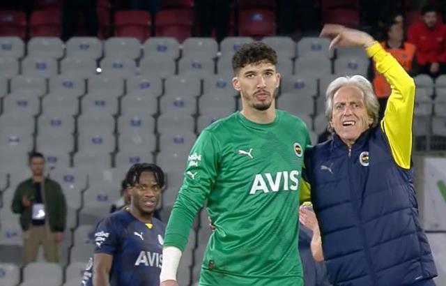 Herkes Jorge Jesus'un yaptığı hareket sonrası Altay Bayındır'ın yüz ifadesini konuşuyor