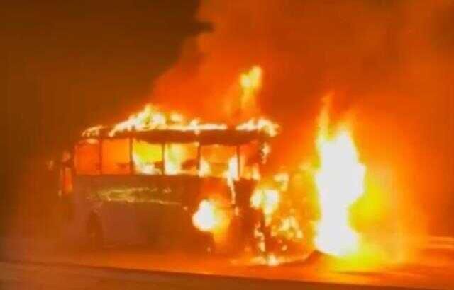 Antalya'da seyir halindeki yolcu otobüsü alev alev yandı! O anlar kamerada
