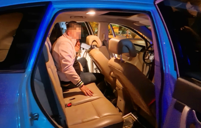 Kapısı açık aracın içine bakan hemen telefona sarıldı! Gerçek bambaşka çıktı