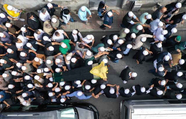 Mutasavvıf ve yazar Ömer Tuğrul İnançer'e veda! Cenazesi yüzlerce kişinin omuzlarında taşındı