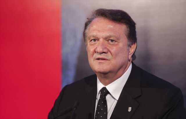 Beşiktaş'ın yeni başkanı Hasan Arat mazbatasını aldı! Futbolun başına Feyyaz Uçar getirildi