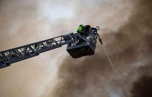 Polonya'da AVM yangınında 1348 dükkan küle döndü, yüzlerce insan işsiz kaldı