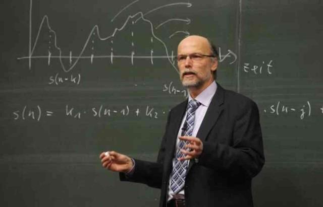 Nasıl akademisyen olunur? Akademisyen olmak için ne okunur? Kimler akademisyen olabilir?