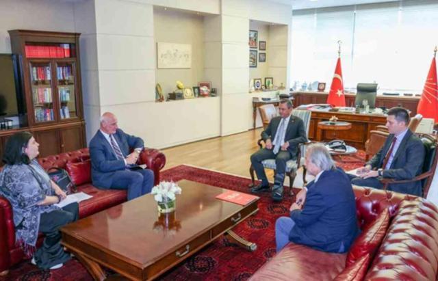 CHP lideri Özel, kendisini ziyaret eden Yunan büyükelçiyle Atatürk portresi önünde poz verdi