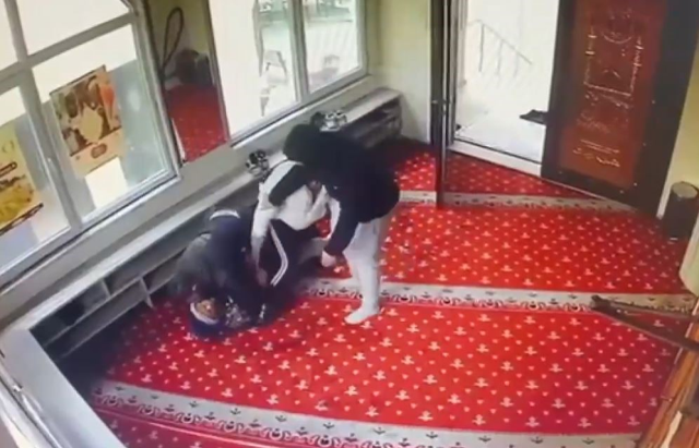 Cami İçinde Dehşet: 16 Yaşındaki Çocuk Makasla Yaralandı