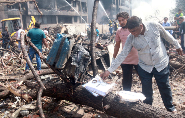 Hindistan'da yerleşim yerine düşen uçağın enkazında 204 kişinin cansız bedenine ulaşıldı