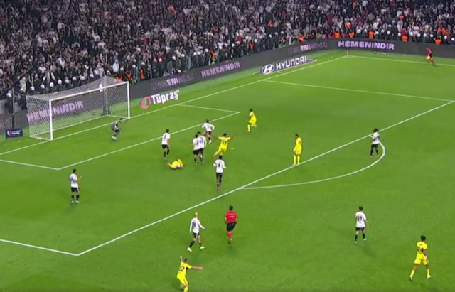 Derbinin tartışmalı pozisyonlarını Trio yorumladı: 2 penaltı verilmedi