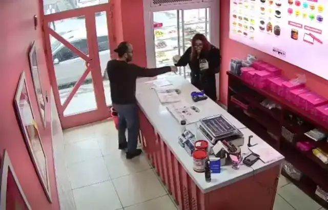 Bir anda dükkana girdi, yaptıklarına kimse anlam veremedi