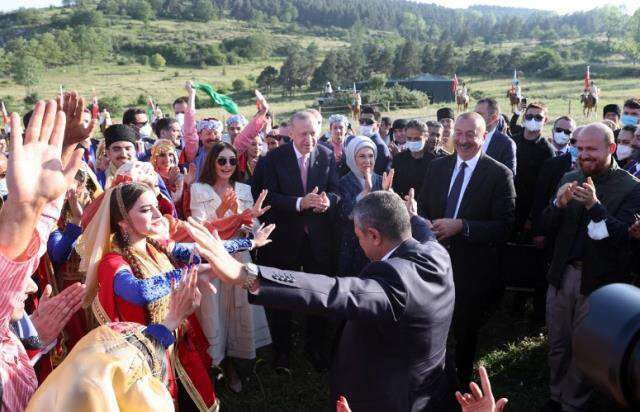 Azerbaycan'dan renkli görüntüler! Aliyev oynadı, Cumhurbaşkanı Erdoğan alkış tuttu