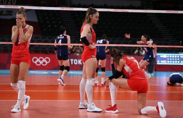 Güney Kore'ye elenen Kadın Voleybol Takımımız, yere kapanıp hüngür hüngür ağladı