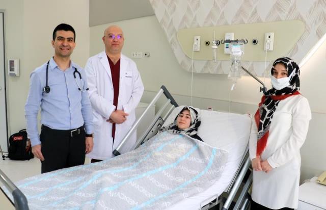 20 yaşındaki genç kızın karnından karpuz büyüklüğünde kitle çıkarıldı