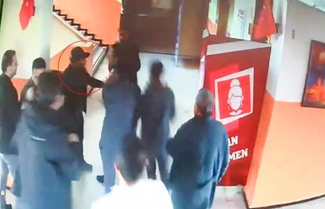 Müdür yardımcısına saldıran velinin görüntüleri kameraya yansıdı