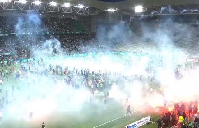 Fransa 1. Ligi'nin en çok şampiyon olan takımı küme düştü! Taraftar sahaya inip stadı ateşe verdi