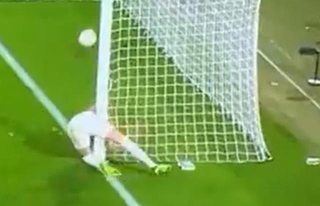 Golü engellemek için her şeyi yaptı! Kale direğine çarpan Fenerbahçe'nin yıldızı bir daha yerden kalkamadı