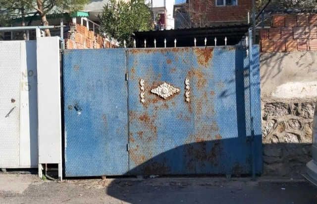 3 yaşındaki çocuk demir kapının üstüne düşmesiyle hayatını kaybetti
