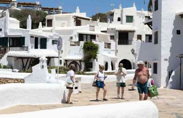 İspanya'da yerel halk, turistlerin girişini engellemek için 22 tatil köyünün girişini zincirlerle kapattı