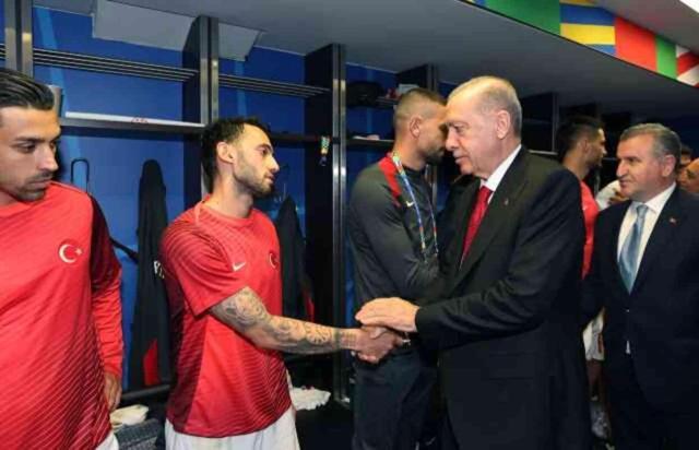 Cumhurbaşkanı Erdoğan, A Milli Futbol Takımımızı soyunma odasında ziyaret etti