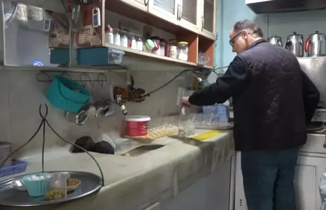 'Müşteri ve içtiğini bilsin' diye 18 yıldır biriktiriyor! Binlercesini dükkanında sergiliyor