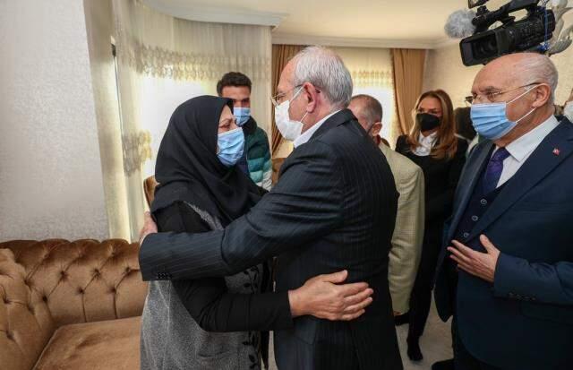 Başak Cengiz'in annesi Kılıçdaroğlu'na sarılıp hüngür hüngür ağladı