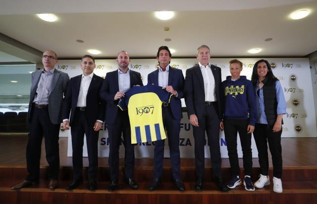 1907 Fenerbahçe Derneği'den Fenerbahçe kadın futbol takımı'na destek