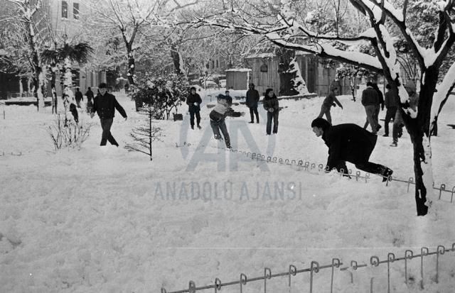 1987'de İstanbul'a yağan kar nasıldı? (FOTOĞRAFLI) İstanbul'a 1987'de yağan kar görüntüleri!