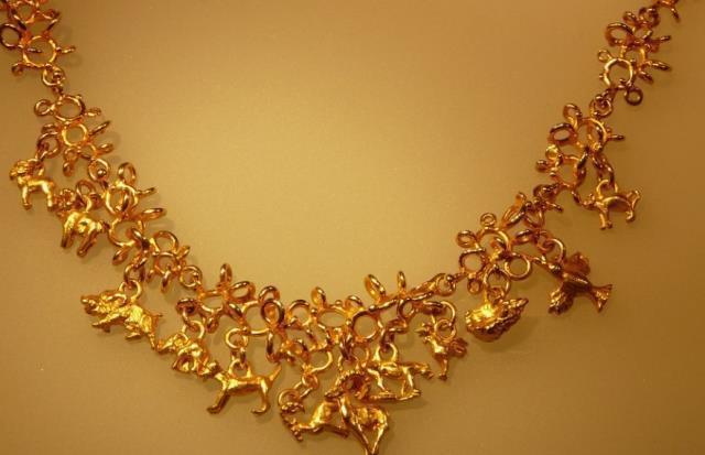 Rüyada altın kolye takmak ne anlama gelir? Rüyada boynuma altın kolye takmak nedir? Rüyada altın zincir kolye takmak ne demek?