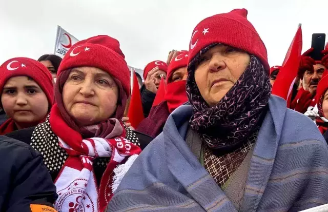 Binlerce kişi eksi 12 derecede 90 bin Sarıkamış şehidi için yürüdü