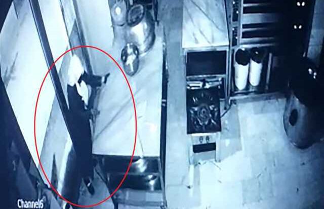 ÇALIŞTIĞI İŞ YERİNE KADIN KIYAFETİ İLE GİRİP, ÇELİK KASAYI ÇALDI; O ANLAR KAMERADA