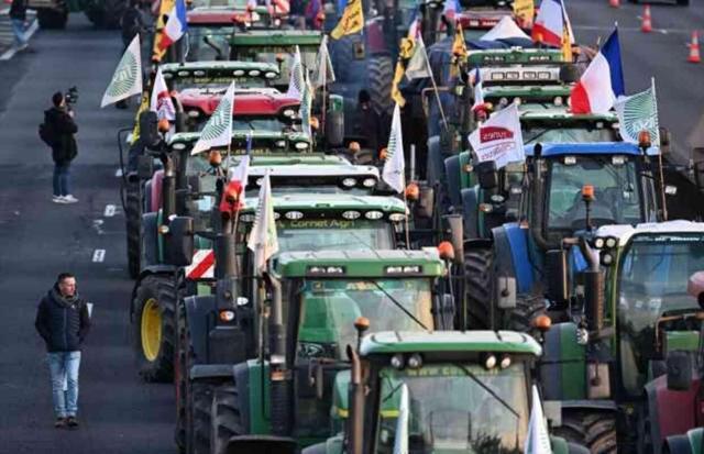 Belçika'da çiftçiler Avrupa Parlamentosu'nu kuşattı, ana yollar kapandı