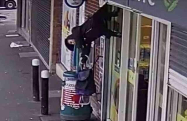 Mağaza kepengine takılan yaşlı kadın havada asılı kaldı