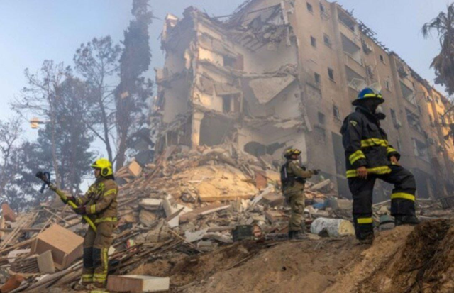 İran'ın gece boyunca vurduğu İsrail'de büyük enkaz