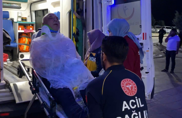 'Müziğin sesini kısın' diyen emekli polis memurunu darbedip bıçakladı