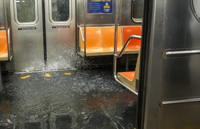 New York ve New Jersey'de sel nedeniyle olağanüstü hal ilan edildi