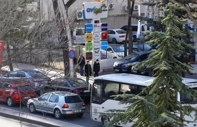 Türkiye, Ata'yı saygıyla anıyor! Saatler 9'u 5 geçe hayat bir dakikalığına durdu