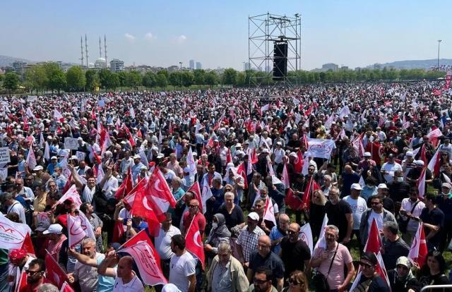 Emeklilikte yaşa takılan binlerce vatandaş bugün Maltepe'deki mitinge akın etti