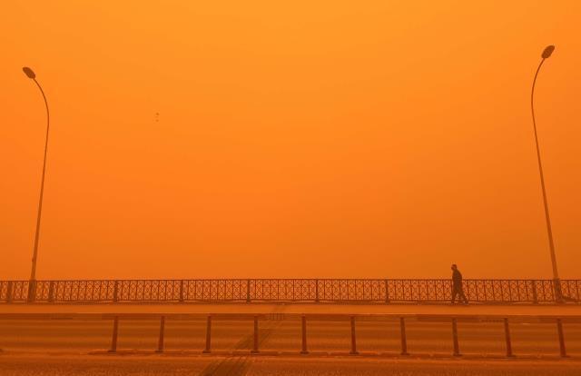 Irak'ta kum fırtınası nedeniyle hayat durdu! 2 bin kişi hastaneye kaldırıldı, uçuşlar askıya alındı