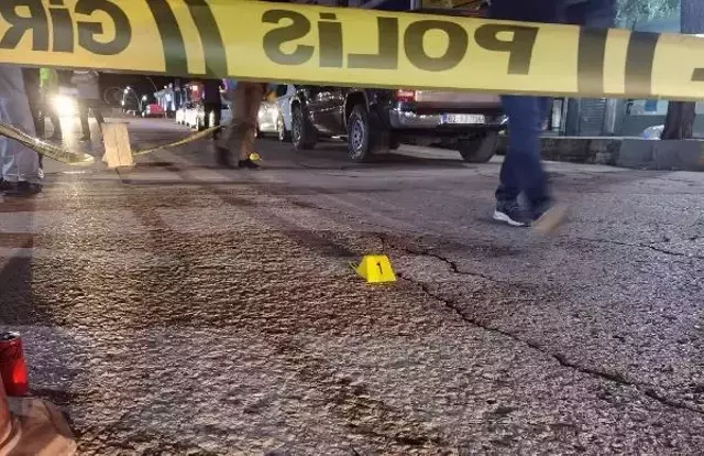 Yolda yürüyen kadına laf atan tacizci, kalabalığın tepkisi üzerine havaya ateş açarken arkadaşını vurdu