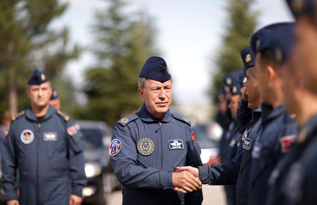 Bakan Akar'dan Yunanistan'a F-16'lı mesaj! Ege semalarında gövde gösterisi yaptı