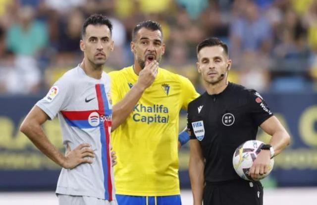 Barcelona maçında tarihi anlar! Tribünde rahatsızlanan taraftara şok cihazını kaleci yetiştirdi