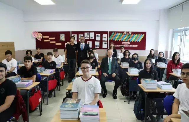 Cumhurbaşkanı Erdoğan, sınıfta kaç öğrenci olduğunu sordu; 25 cevabını alınca kendi dönemini hatırlattı