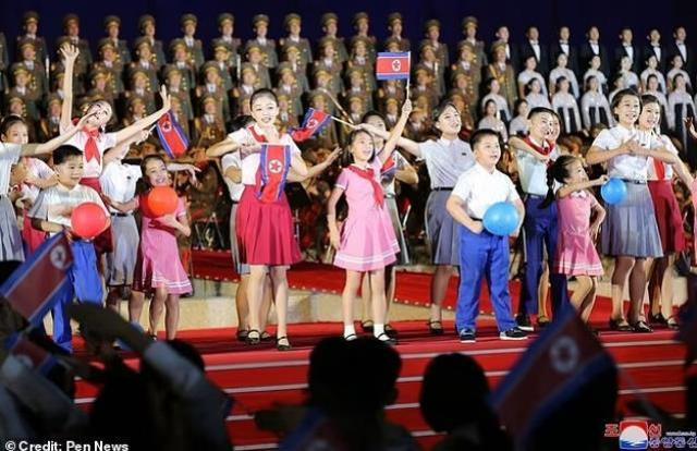 Kameralar hep ona odaklandı! Dünya, Kim Jong Un'un gösteride özel ilgi gösterdiği küçük kızı konuşuyor