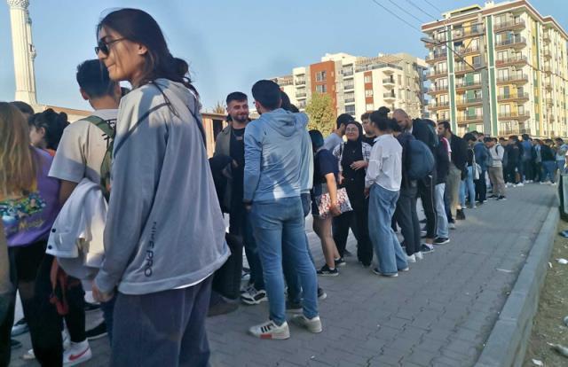 Üniversitede tepki çeken görüntü! Rektör, öğrencilere ücretsiz yemek getiren belediyeyi üniversiteye sokmadı
