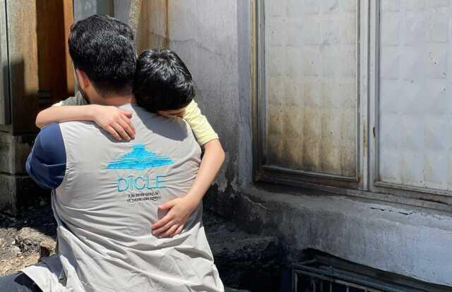 Dicle Derneği deprem bölgesinde kurban eti dağıttı