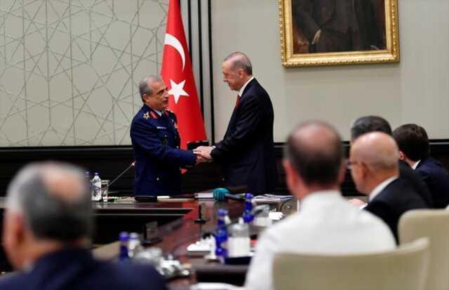 Cumhurbaşkanı Erdoğan, Hakan Fidan'a 'üstün hizmet madalyası' takdim etti