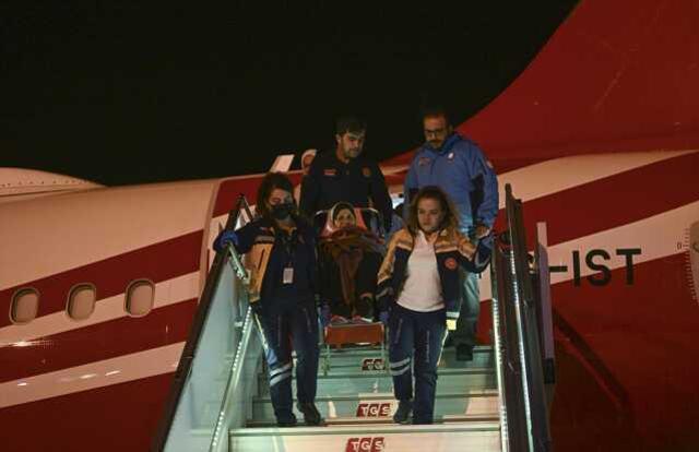 Gazzeli kanser hastalarıyla refakatçilerini Mısır'dan getiren uçaklar Esenboğa Havalimanı'na indi