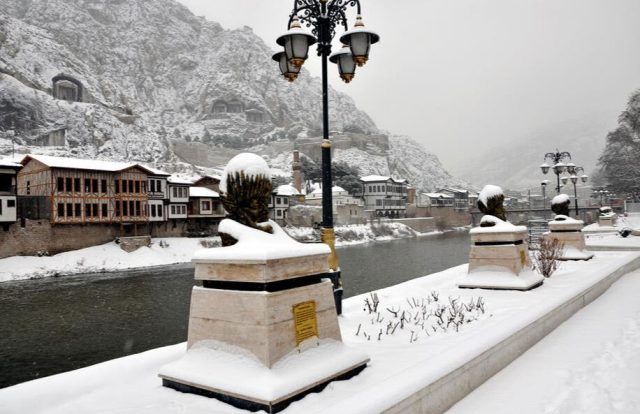 Amasya'nın yüksek kesimlerinde kar yağışı etkili oluyor