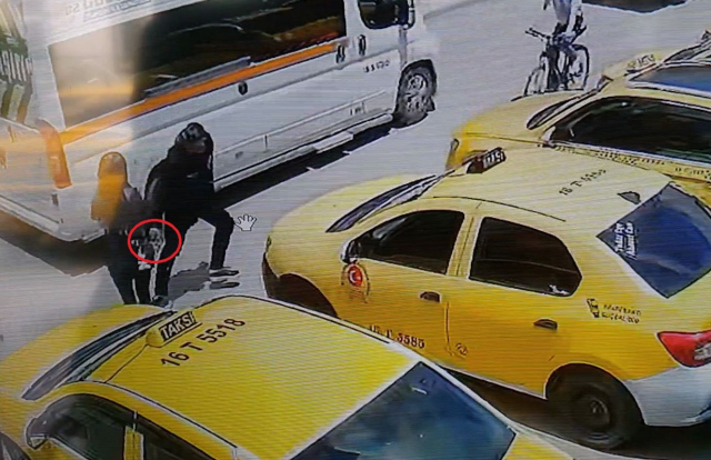 Eski nişanlısını okul önünde bacağından vurdu! Dehşet anları kamerada