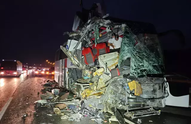 Otobüs tıra arkadan çarptı, çok sayıda yaralı var