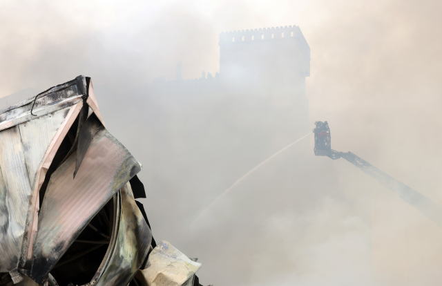 Tahran'daki bir çarşıda yangın çıktı: 200 dükkan küle döndü