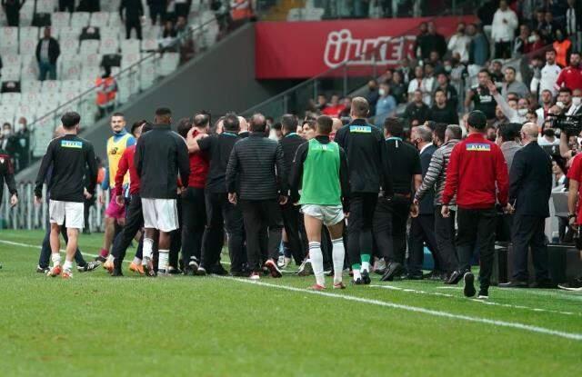 Beşiktaş - Adana Demirspor maçı sonrası saha savaş alanına döndü